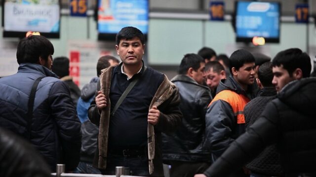Rossiyada migrantlarga smartfon sotib olish majburiyati yuklanishi mumkin