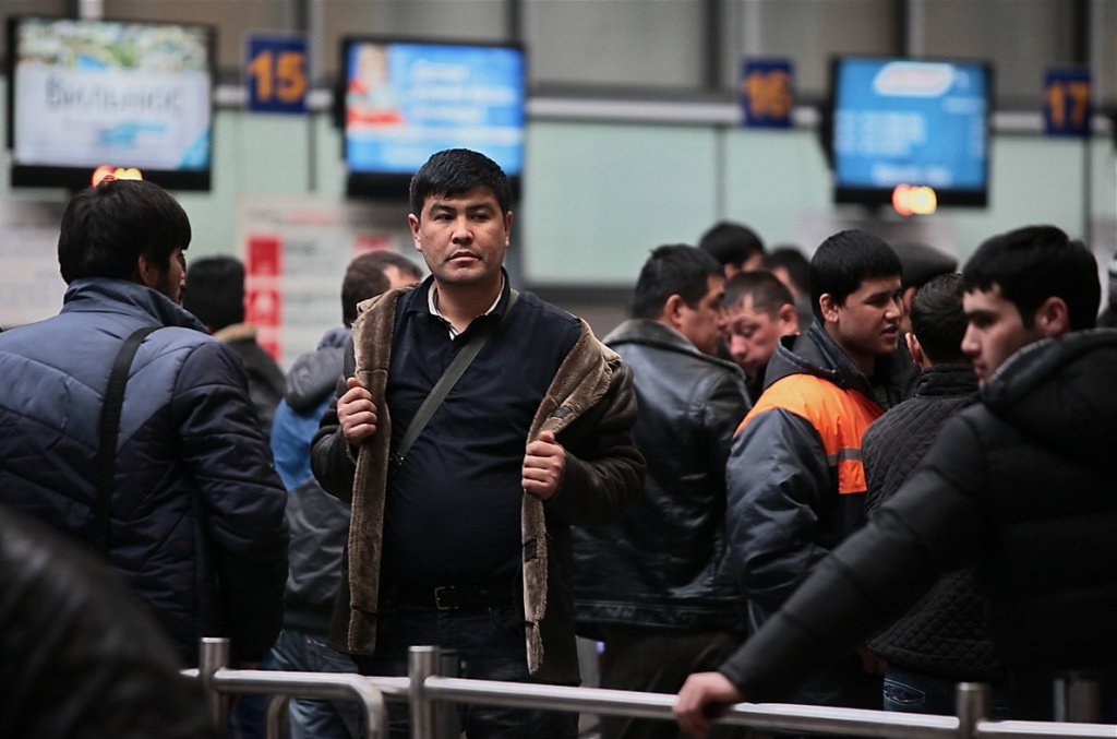 Rossiyada migrantlarga smartfon sotib olish majburiyati yuklanishi mumkin