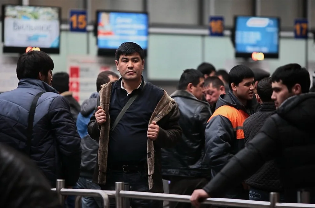 Rossiyada migrantlarga smartfon sotib olish majburiyati yuklanishi mumkin