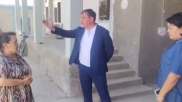 Хоким Шахрисабза устроил «проверку» в частном доме и пригрозил штрафом за беспорядок