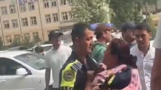 В Сурхандарье пьяный водитель с родственниками напали на сотрудников ДПС