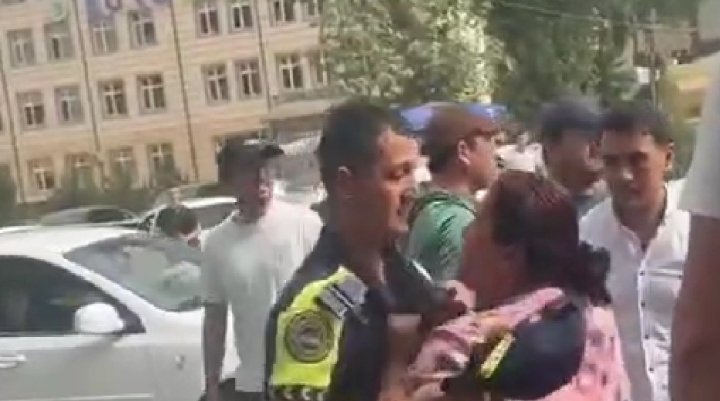 В Сурхандарье пьяный водитель с родственниками напали на сотрудников ДПС