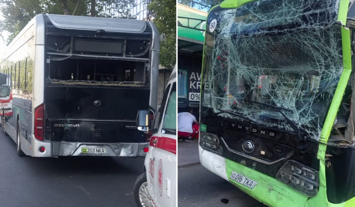 В Ташкенте пассажирский автобус врезался в стоявший на остановке электробус