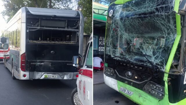 В Ташкенте пассажирский автобус врезался в стоявший на остановке электробус