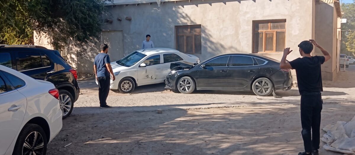 В Ургенче водитель BYD Chazor из-за конфликта намеренно протаранил несколько автомобилей