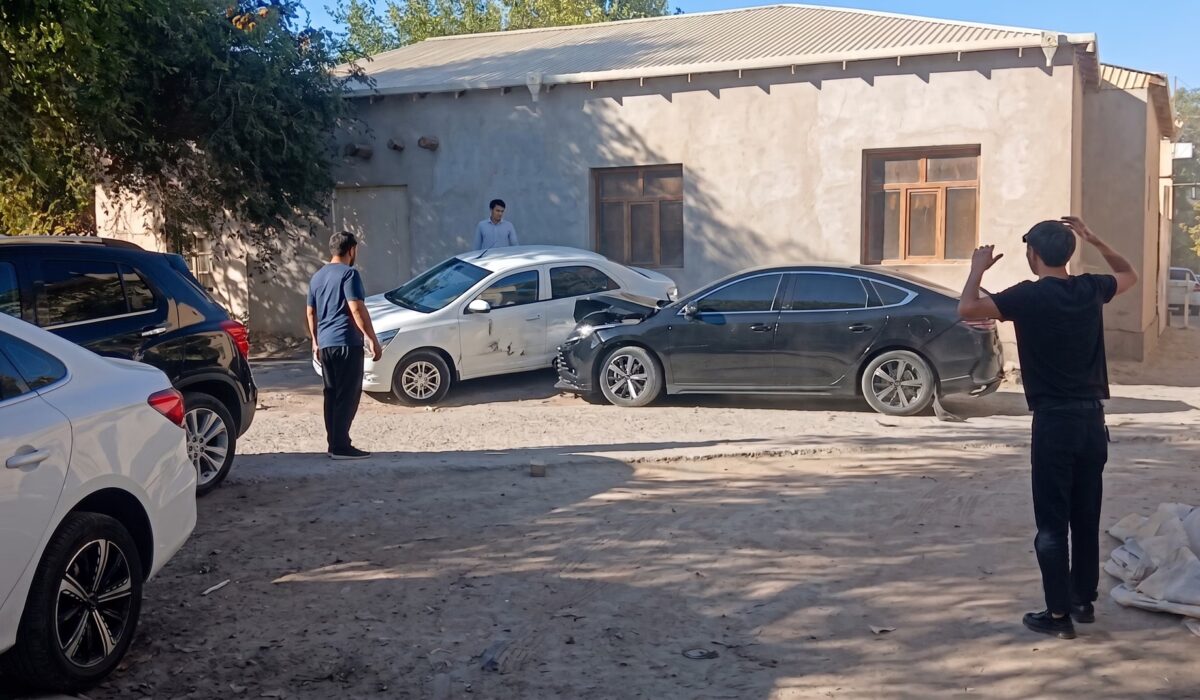 Urganchda BYD Chazor haydovchisi janjal sabab bir nechta mashinani qasddan urib pachoqladi