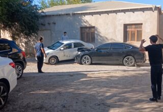 Urganchda BYD Chazor haydovchisi janjal sabab bir nechta mashinani qasddan urib pachoqladi