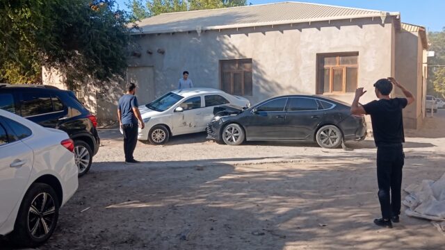 Urganchda BYD Chazor haydovchisi janjal sabab bir nechta mashinani qasddan urib pachoqladi