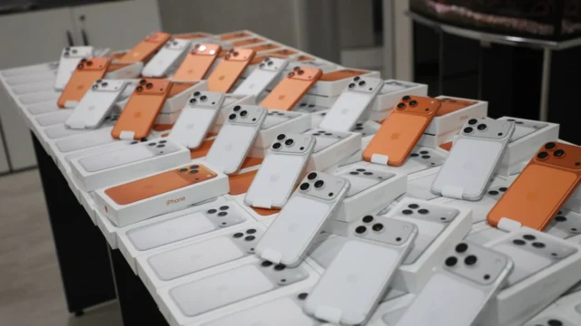 В Ташкенте таможенника задержали за легализацию «серых» iPhone