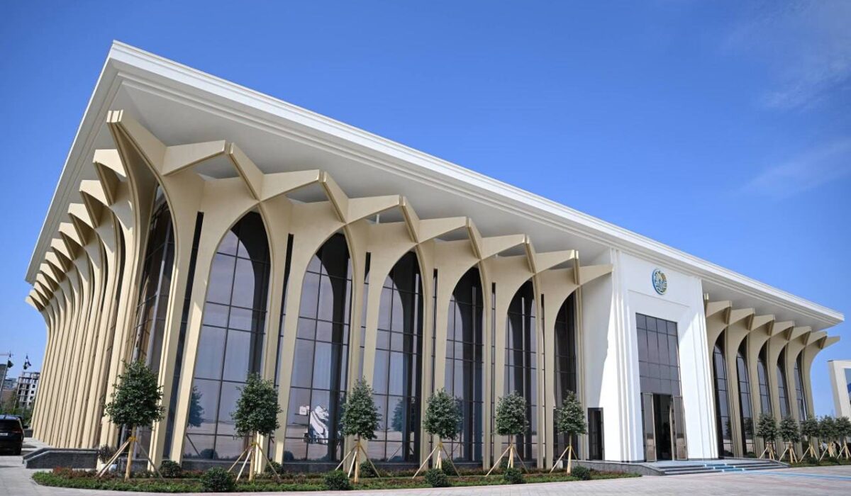 Shavkat Mirziyoyev Urganch xalqaro aeroportidagi rekonstruksiya jarayoni bilan tanishdi