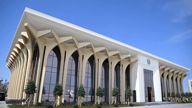 Shavkat Mirziyoyev Urganch xalqaro aeroportidagi rekonstruksiya jarayoni bilan tanishdi