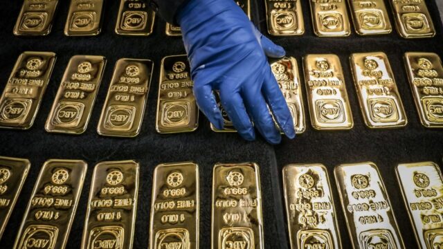 Узбекистан продал тонну золота в июле, но сохранил место в топ-3 мировых покупателей