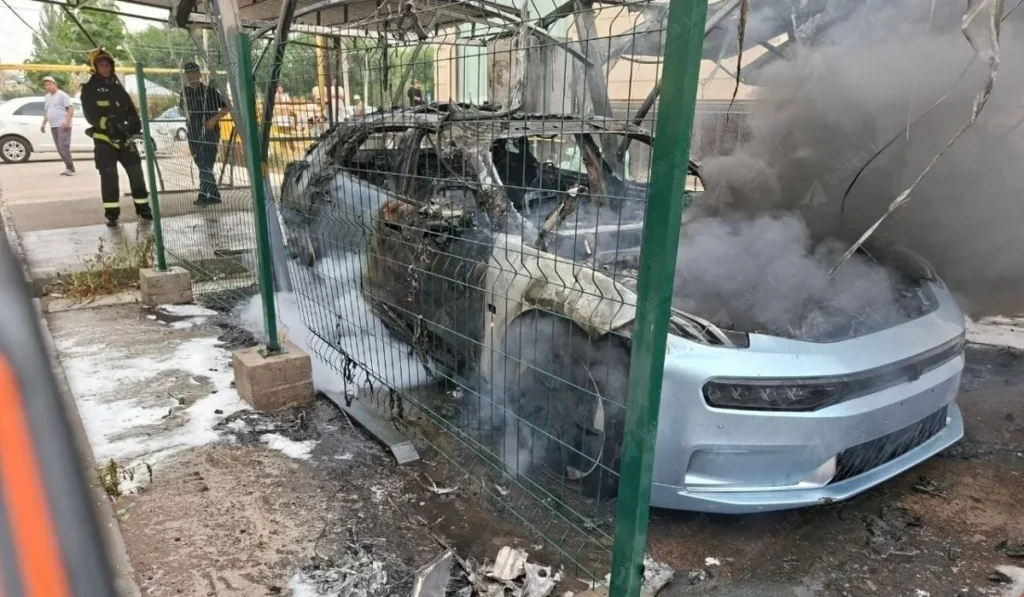 В Ташкенте вспыхнул очередной Zeekr 001 в частном доме