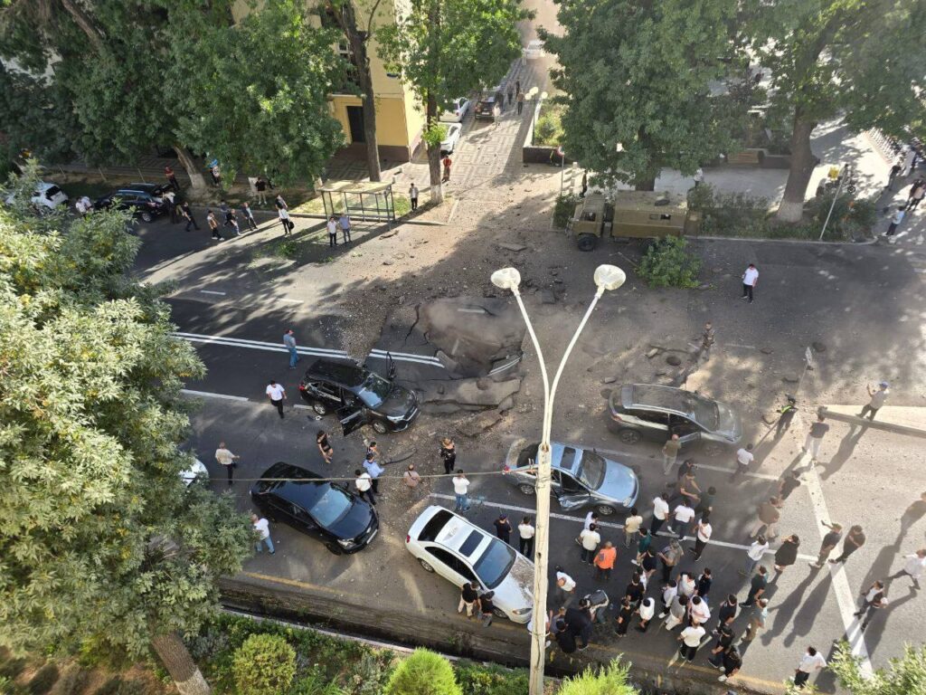 На улице Глинка в Ташкенте произошел взрыв трубы