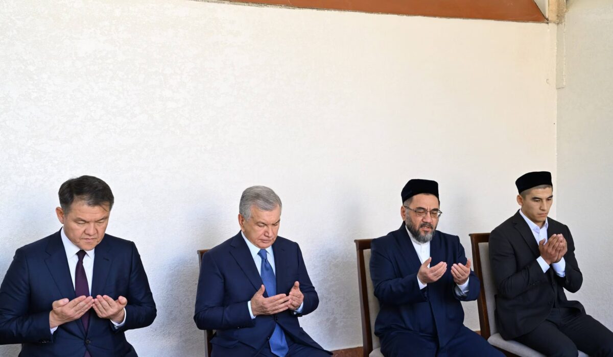 Shavkat Mirziyoyev Qoraqalpog‘istonga tashrifi oldidan Kallibek Kamalov xonadonida bo‘ldi