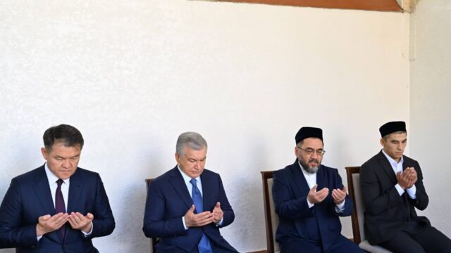 Shavkat Mirziyoyev Qoraqalpog‘istonga tashrifi oldidan Kallibek Kamalov xonadonida bo‘ldi