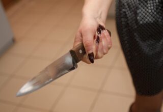 В Фергане женщина напала с ножом на медсестер роддома