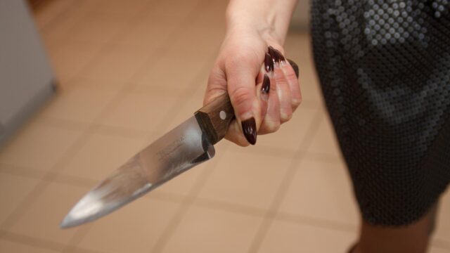 В Фергане женщина напала с ножом на медсестер роддома