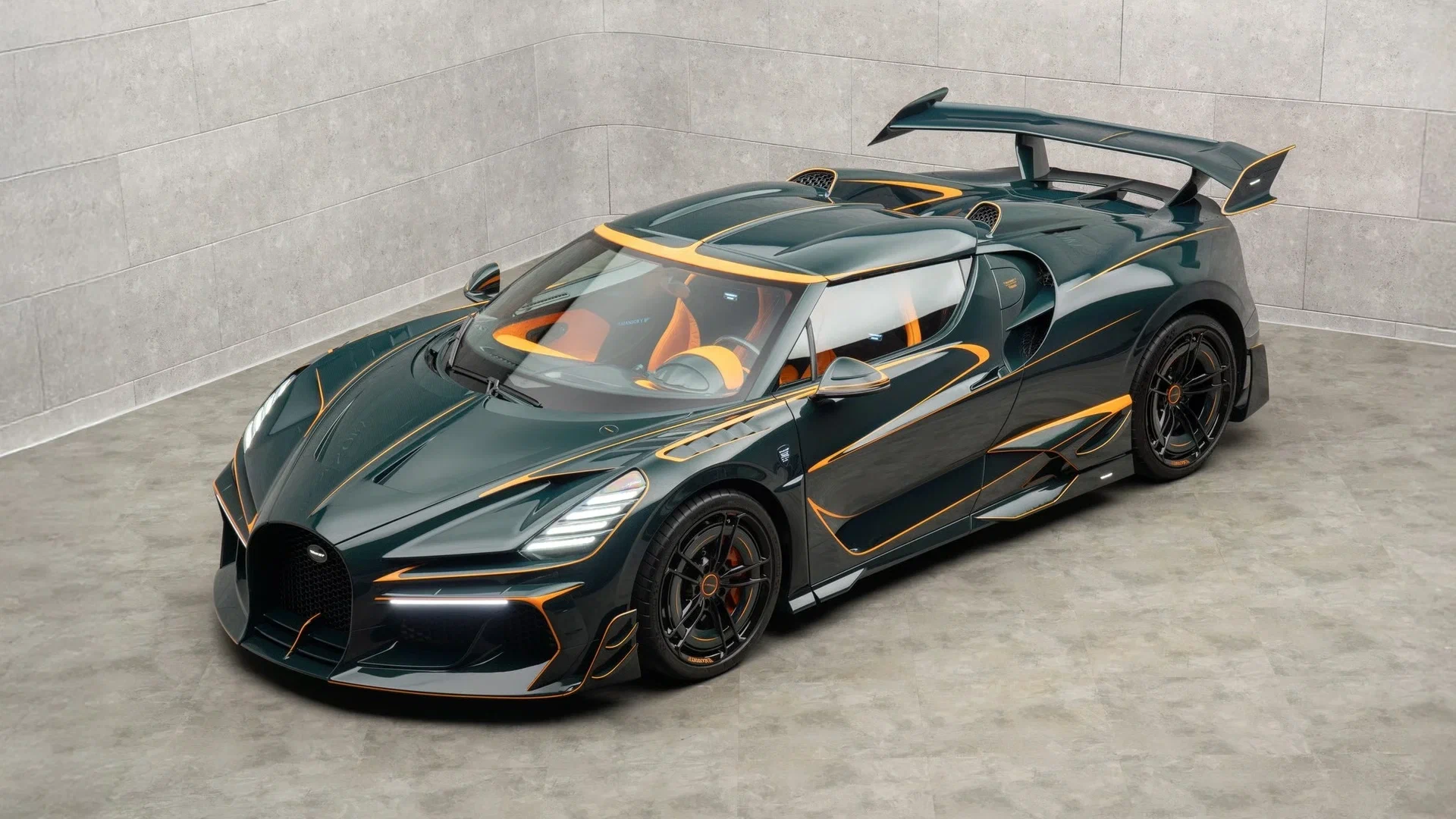 Тимати пополнил автопарк эксклюзивным гиперкаром Bugatti W16 Mistral