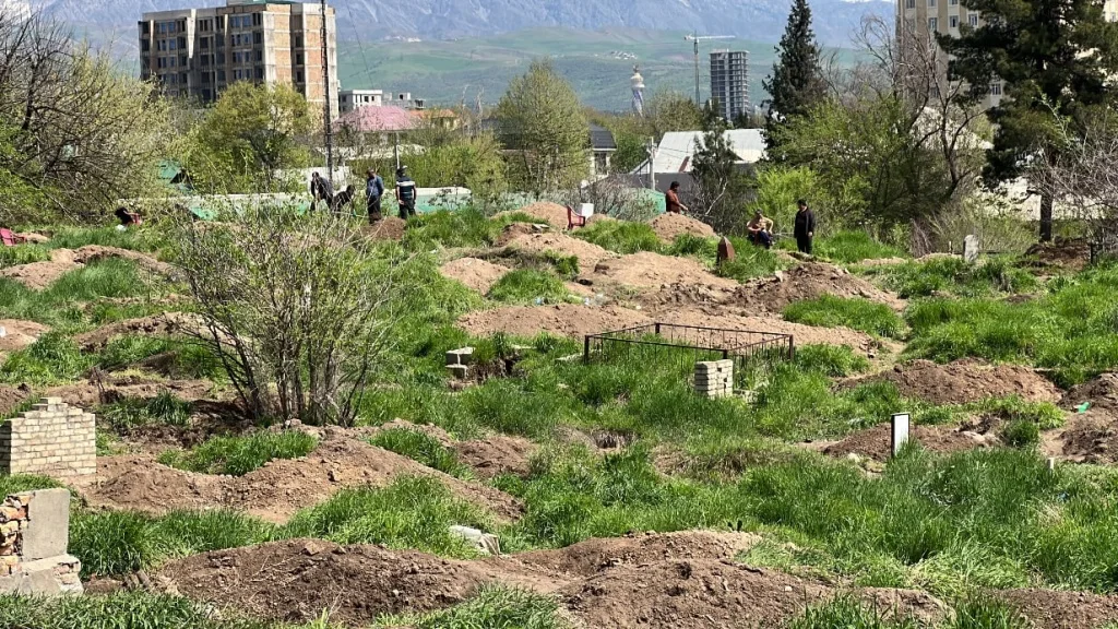 Семь кладбищ Ташобласти перенесут из-за строительства нового аэропорта