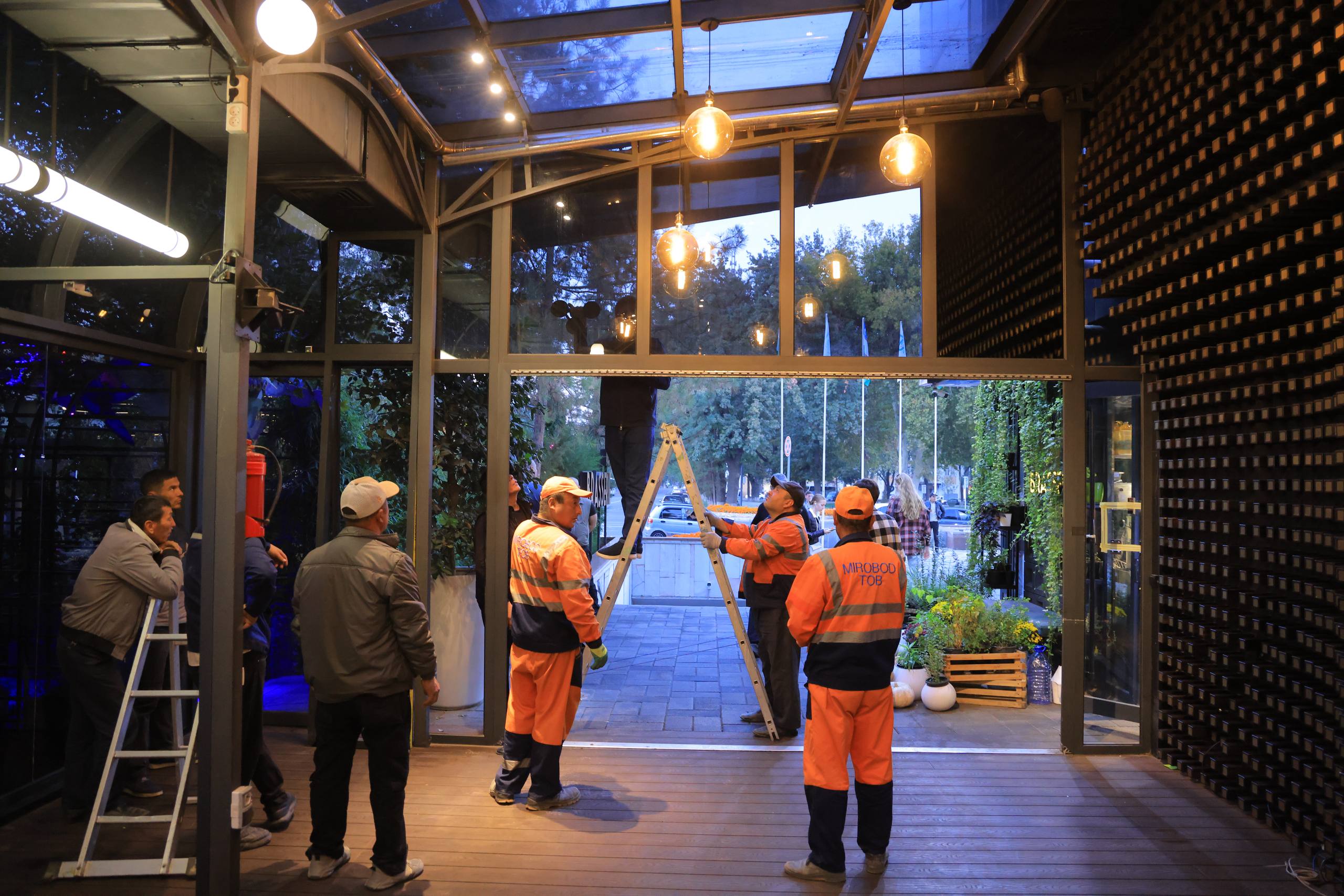В Ташкенте арестовали на 5 суток работника Brasserie, оскорбившего 17-летнего курьера