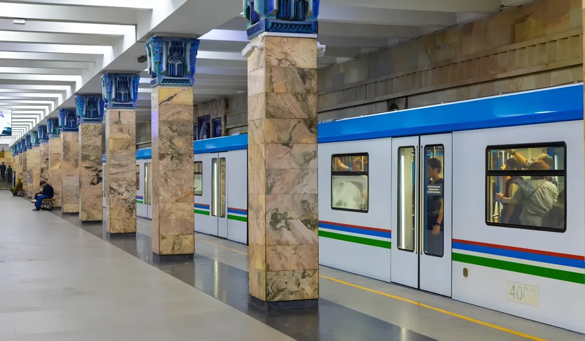Сотрудники метрополитена Ташкента вернули гражданину Казахстана потерянные $10 тысяч