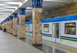 Сотрудники метрополитена Ташкента вернули гражданину Казахстана потерянные $10 тысяч