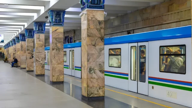 Сотрудники метрополитена Ташкента вернули гражданину Казахстана потерянные $10 тысяч