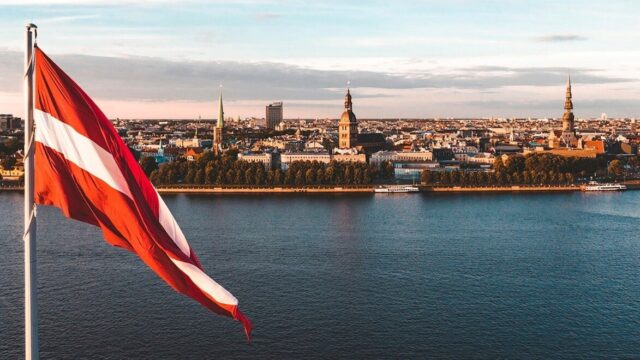 Латвия может временно приостановить выдачу виз гражданам Узбекистана
