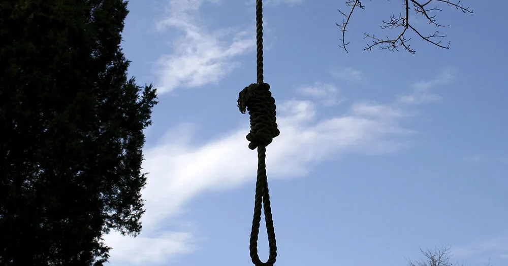 В Ташкенте 16-летнюю девушку нашли повешенной в запертой квартире
