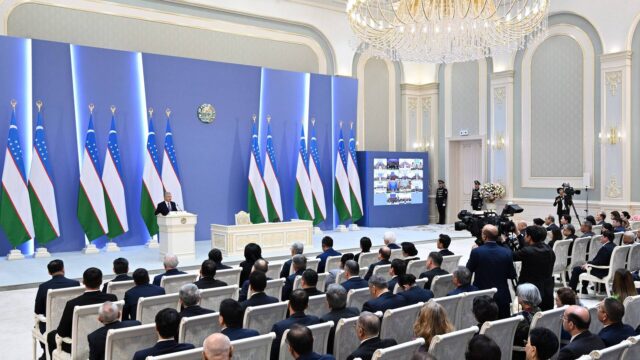 В Узбекистане врачам будут выдавать электромобили и платить надбавки до 5,5 млн сумов